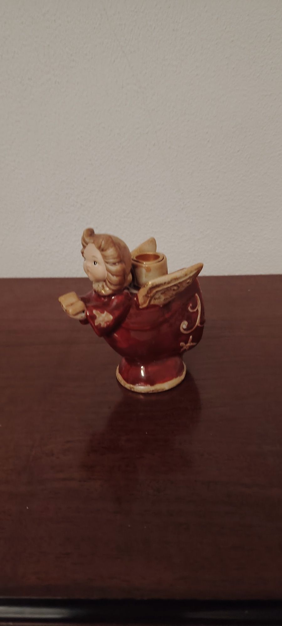 Várias peças de porcelana