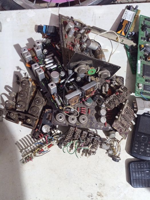 Плати, радіодеталі, телефони