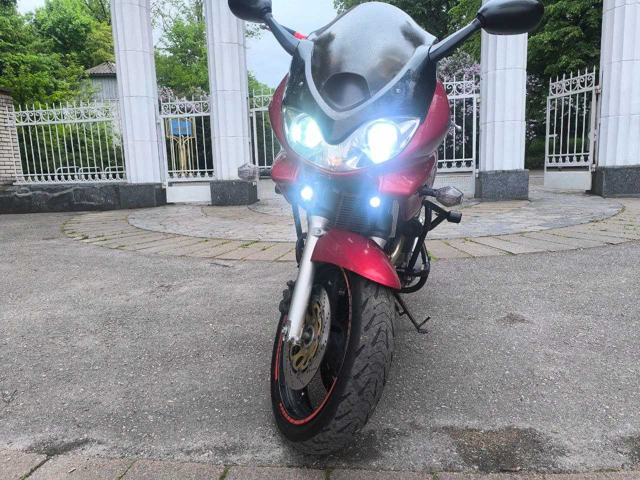Suzuki GSF 600 Bandit S 2002 на повному бойову ходу