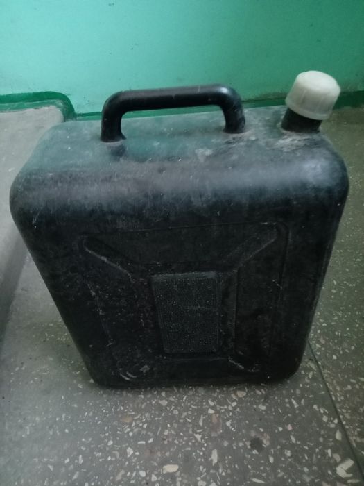 Продаються Каністри б/у