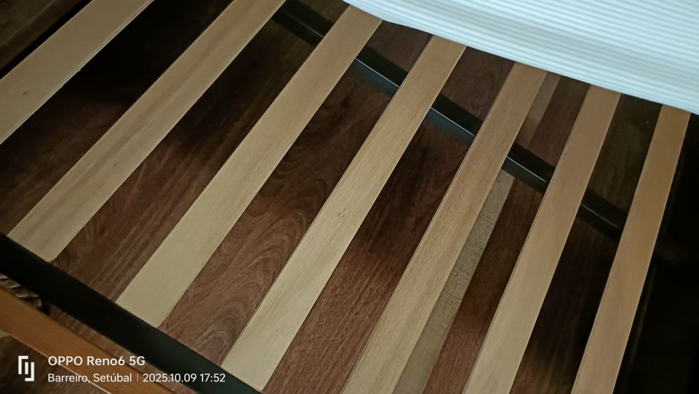 Estrado de casal com seis pés