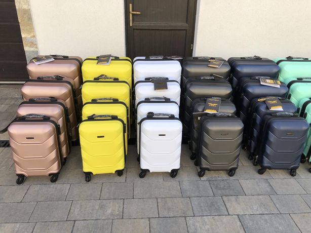 Чемодан Пластиковый удобный дорожный чемодан 147 Wings валіза