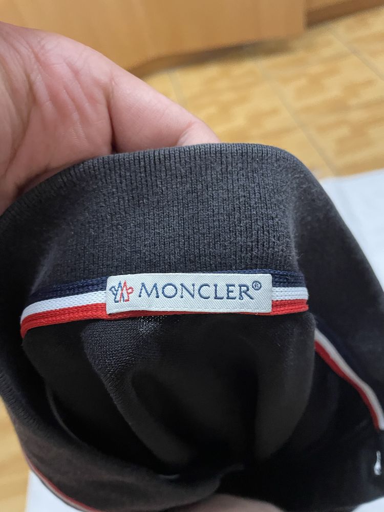 Polo moncler w czarnym kolorze. Nie ma żadnych wad i uszkodzen