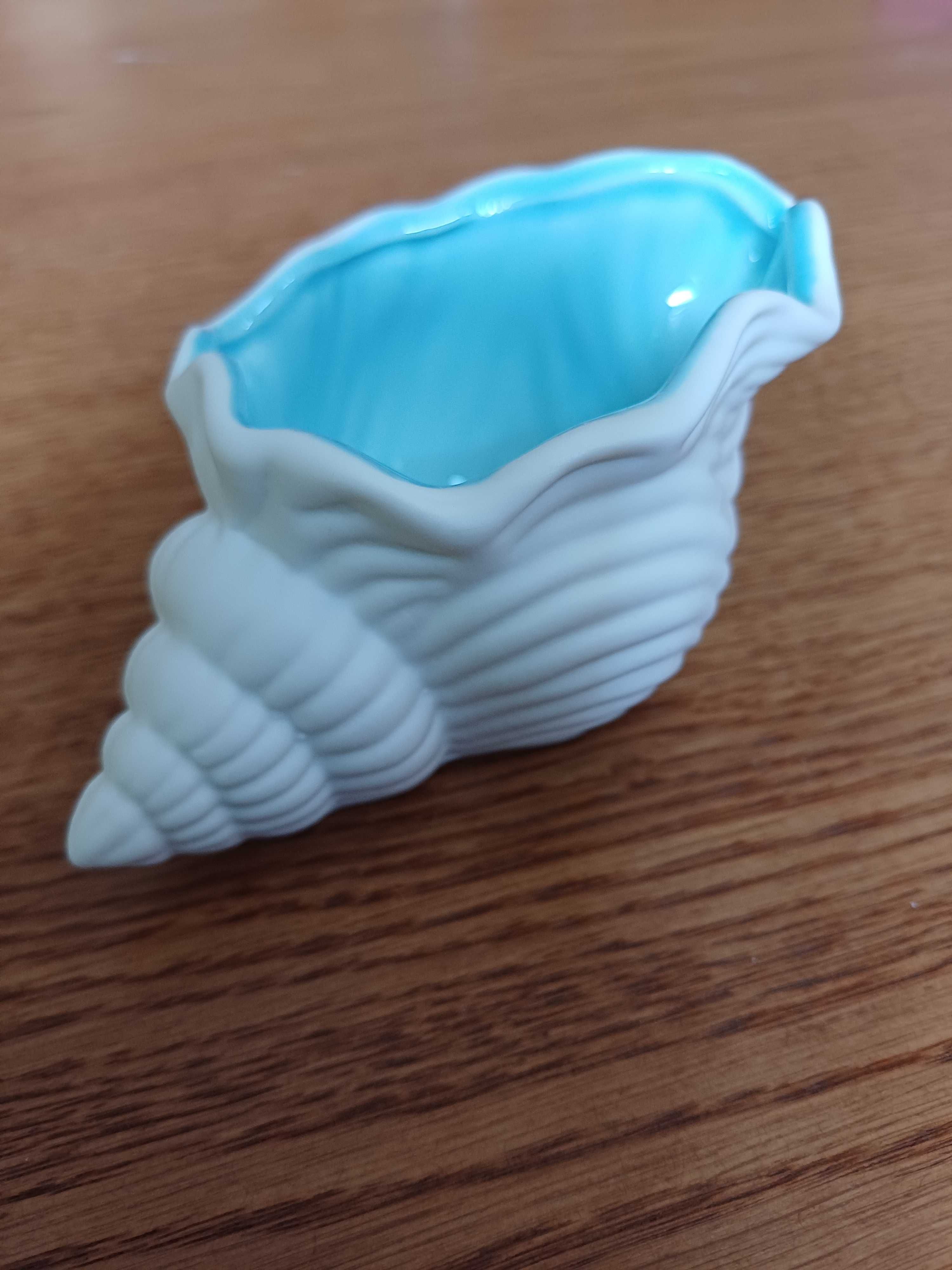 Uroczy wazonik ceramiczny w kształcie muszli