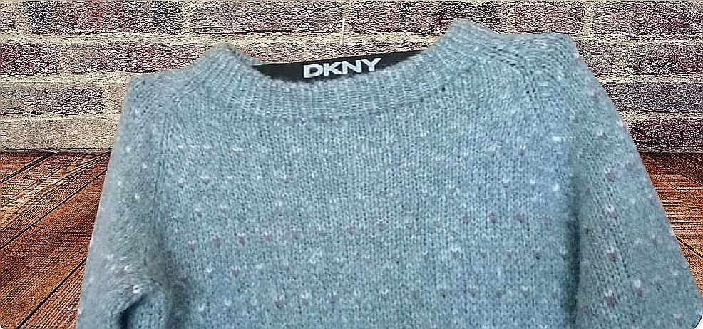 miękki puchaty delikatny moherowy sweterek lekki błękitny