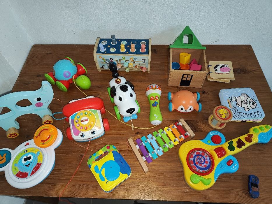 Vários brinquedos para bebes e crianças pequenas.