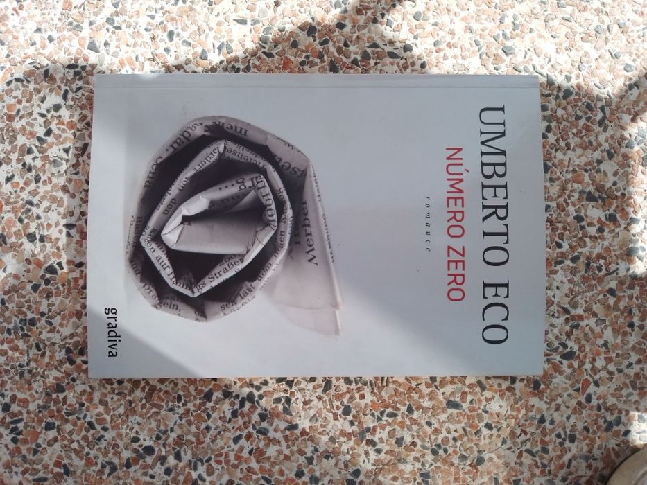 O nome da Rosa - Umberto Eco-9 ediçao-Difel-8E -Tshirt Gap-2E Desde 2E
