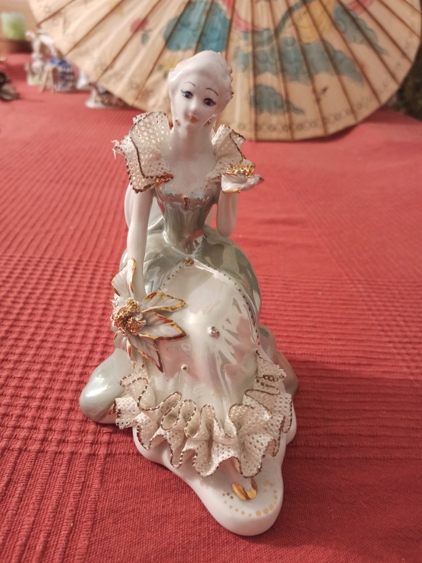 Porcelanowa piękna figurka kobieta w sukni koronka