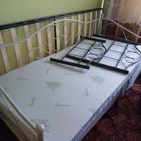Dwa metalowe łóżka