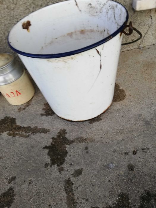 2 Penicos esmaltados e latas antigas entre outras coisas