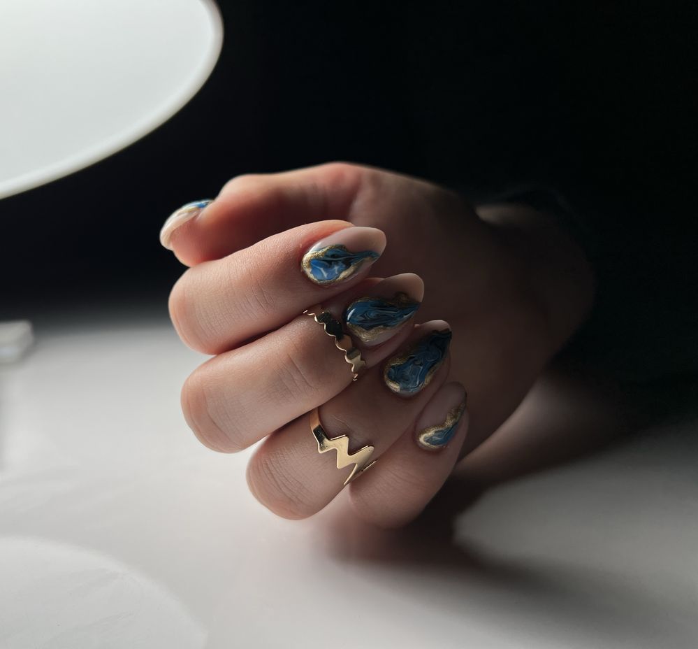 Paznokcie hybrydowe przedłużanie paznokci żelowe pedicure henna wosk