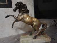 Антиквариатная бронзовая лошадь на камне (оникс )
