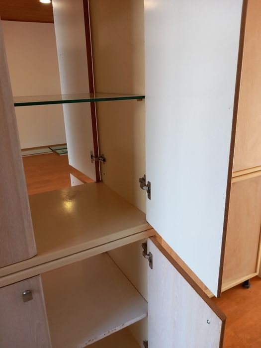 Estante com prateleiras de madeira e vidro