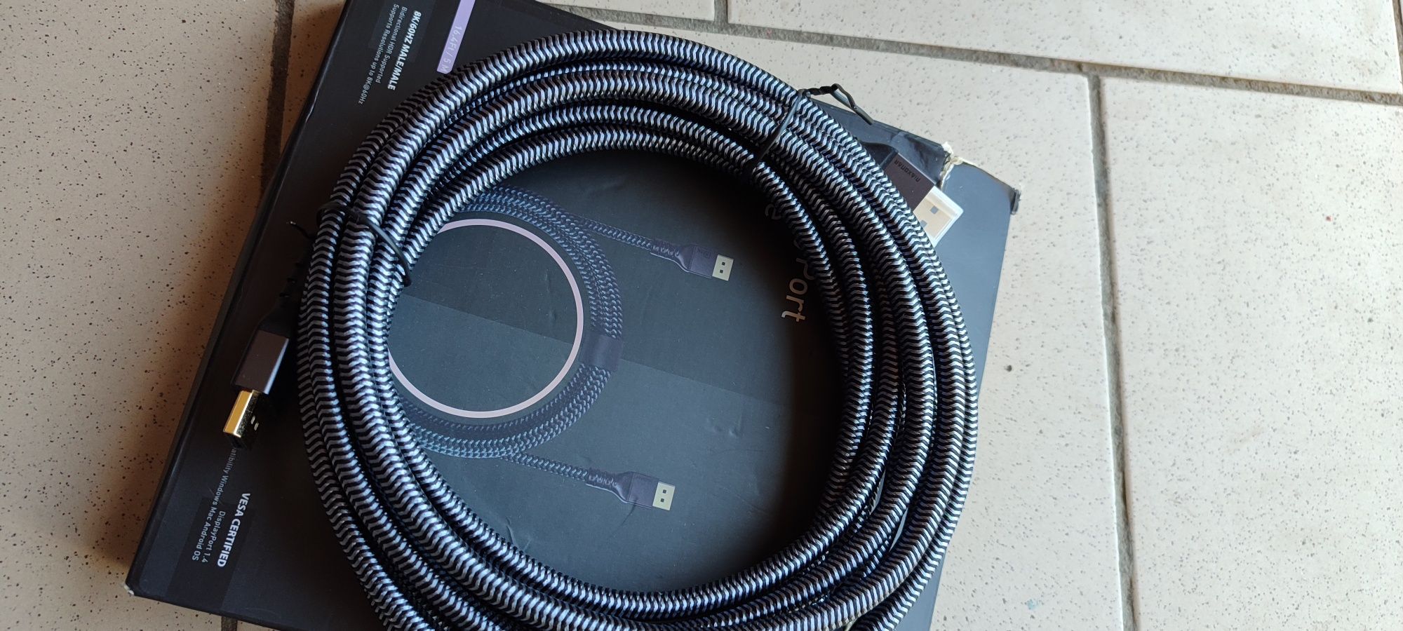 кабель DisplayPort  Maxonar
Це кабель DisplayPort "тато-та