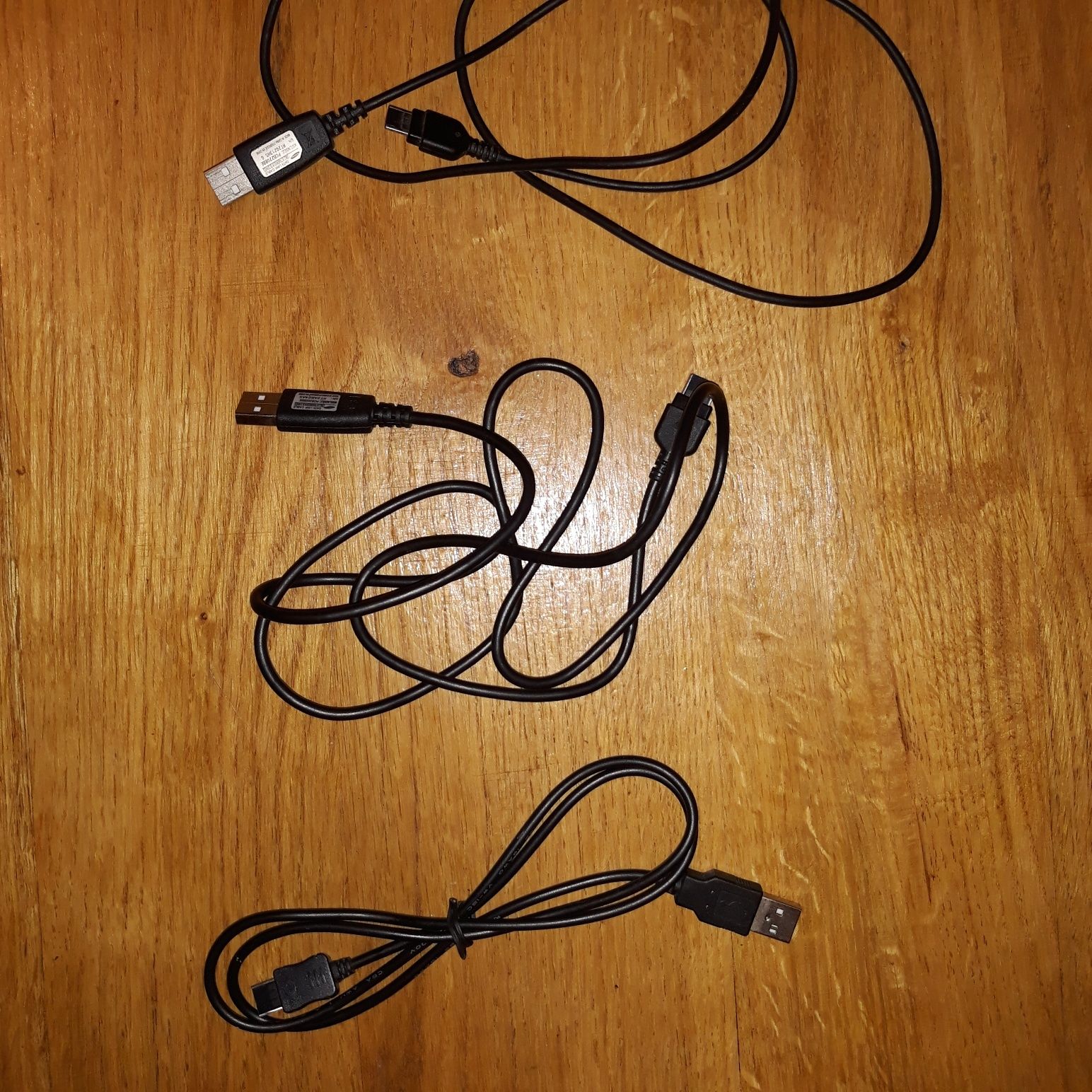 Зарядное устройство, телефонный кабель, USB-шнурки, провода