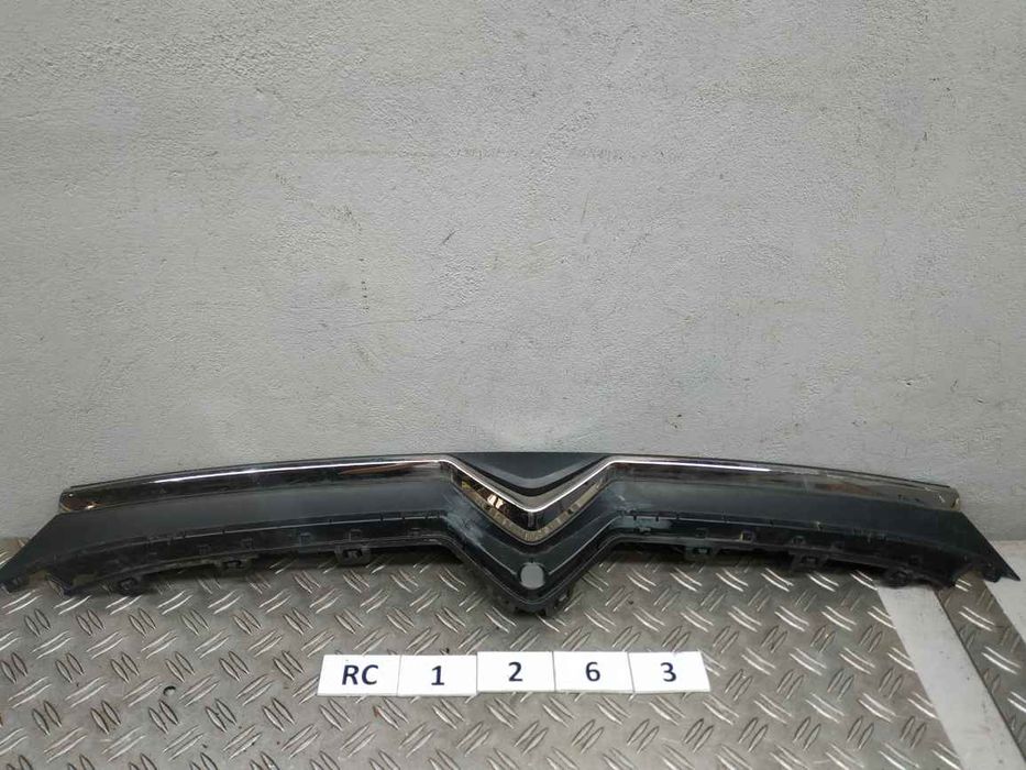 Peugeot/Citroen C4 20- решітка бампера з хромом після пайки RC1263 983