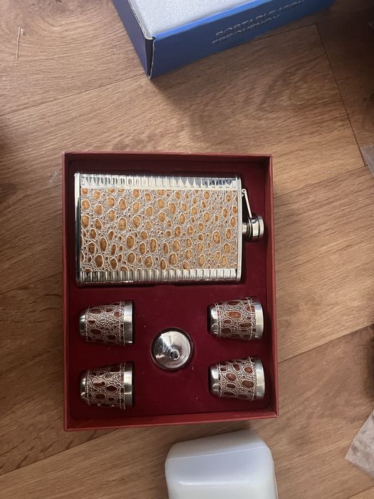 Продам флягу з рюмками