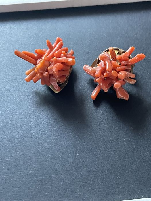 Piękne stare klipsy z naturalnym koralem.