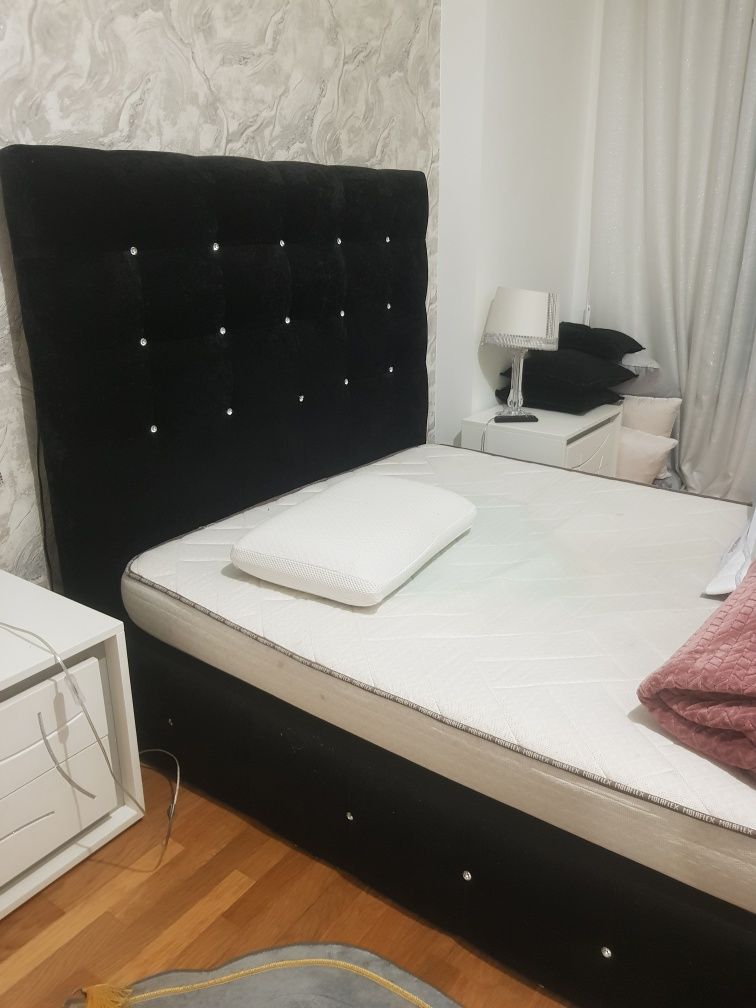 Cama de casal em bom estado