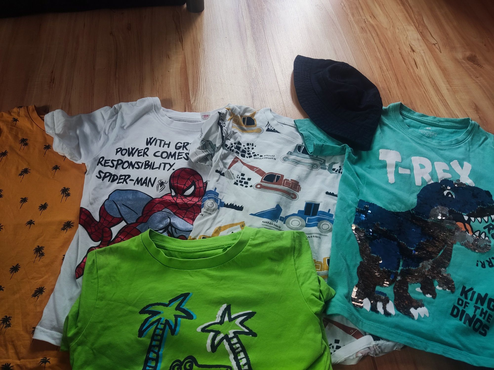 T-shirt 5 szt 122/128 i czapka