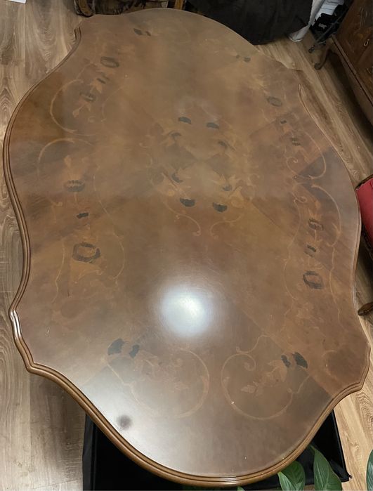 Niepowtarzany stół w stylu ludwikowskim