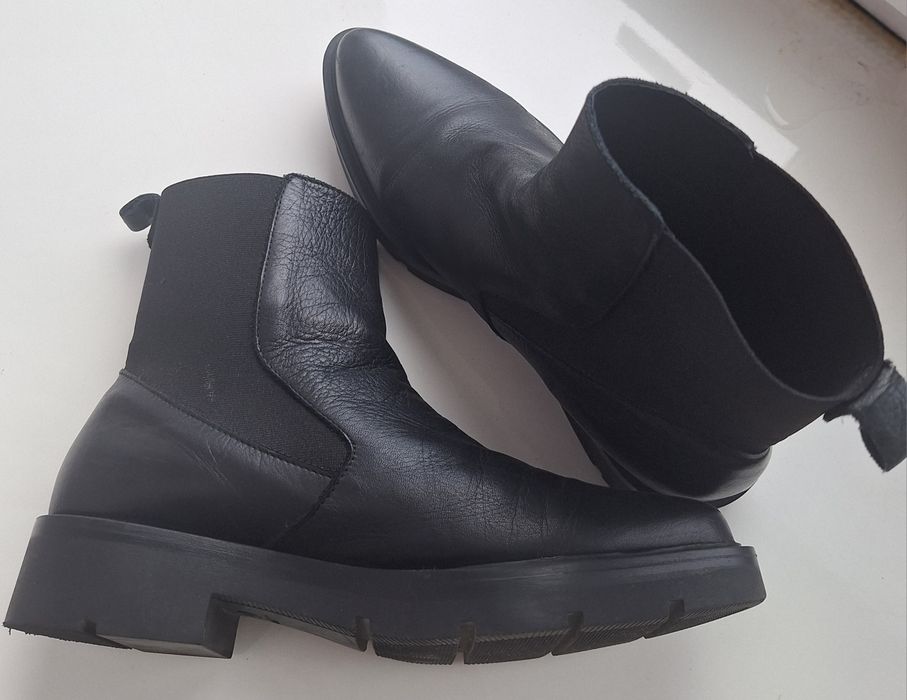 Жіночі шкіряні ботинки челсі чорного кольору