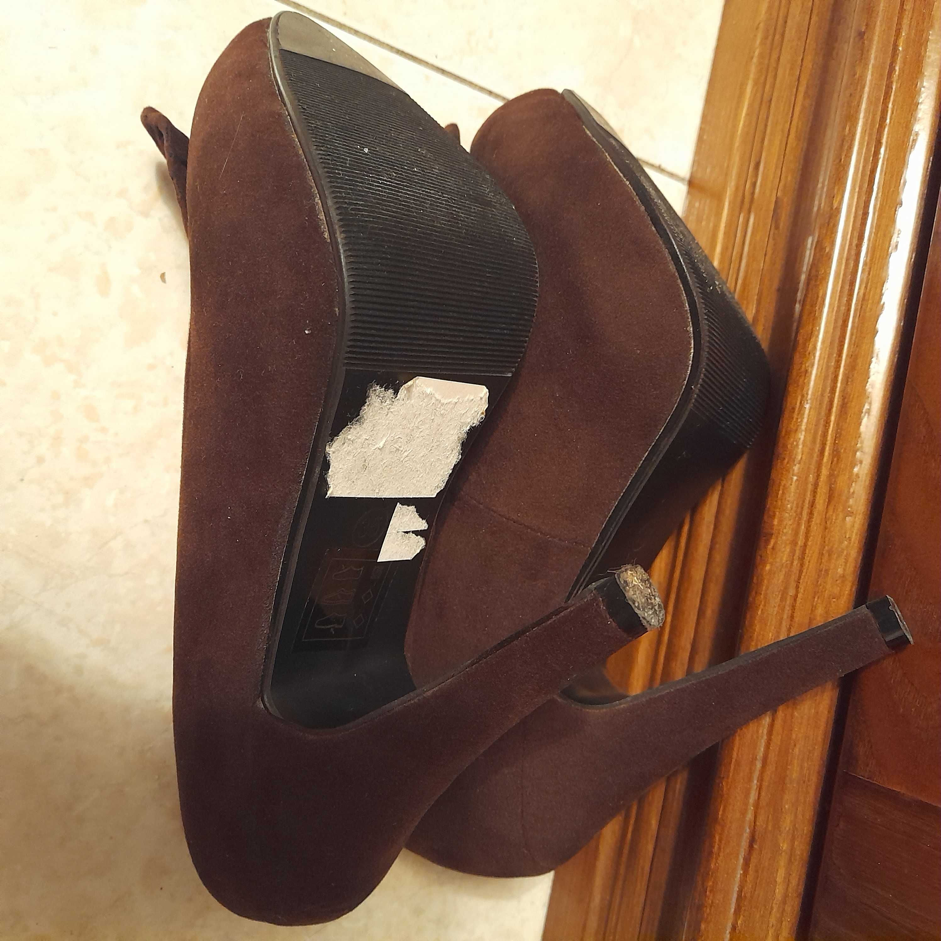 Sapatos castanhos com laço
