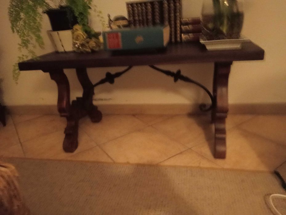 Mesa de café rústica e antiga