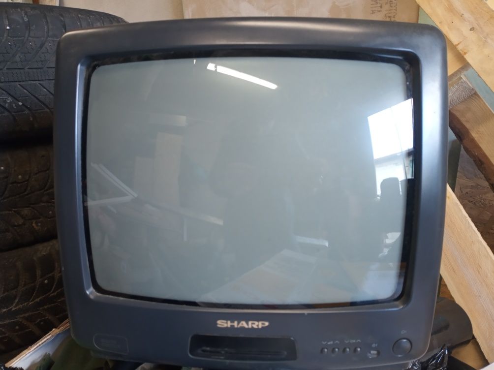 Телевизор Sharp середн1й розм1р