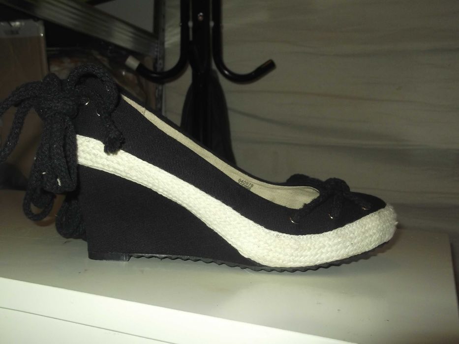 półbuty, koturn, sportowy wygląd, możliwość wiązania sznurkiem, bpc