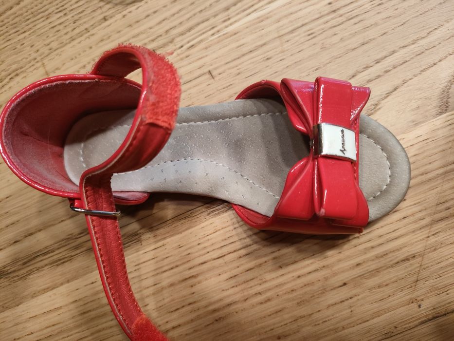 Sandałki lakierowane czerwone Apawwa 26 wkładka 16,3 cm kokardy