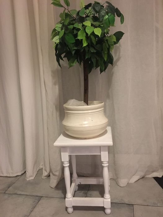 Śliczny biały stolik nie IKEA