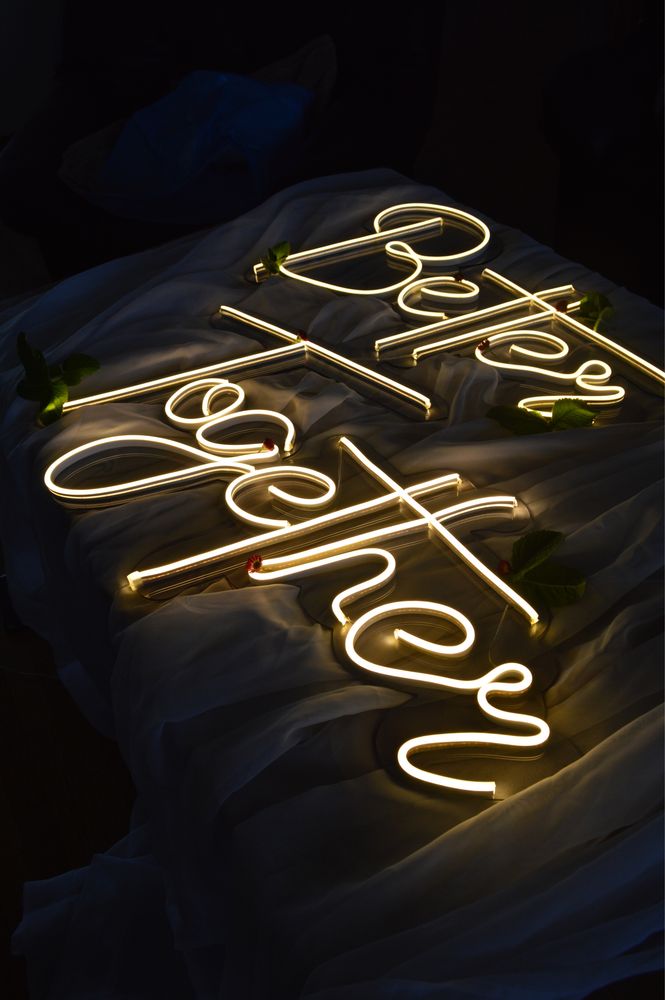 Neon, napis Better Together, oświetlenie led