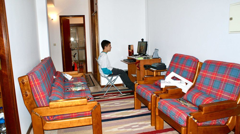 Sofa-cama madeira maciça, 3 lugares + 02 poltronas