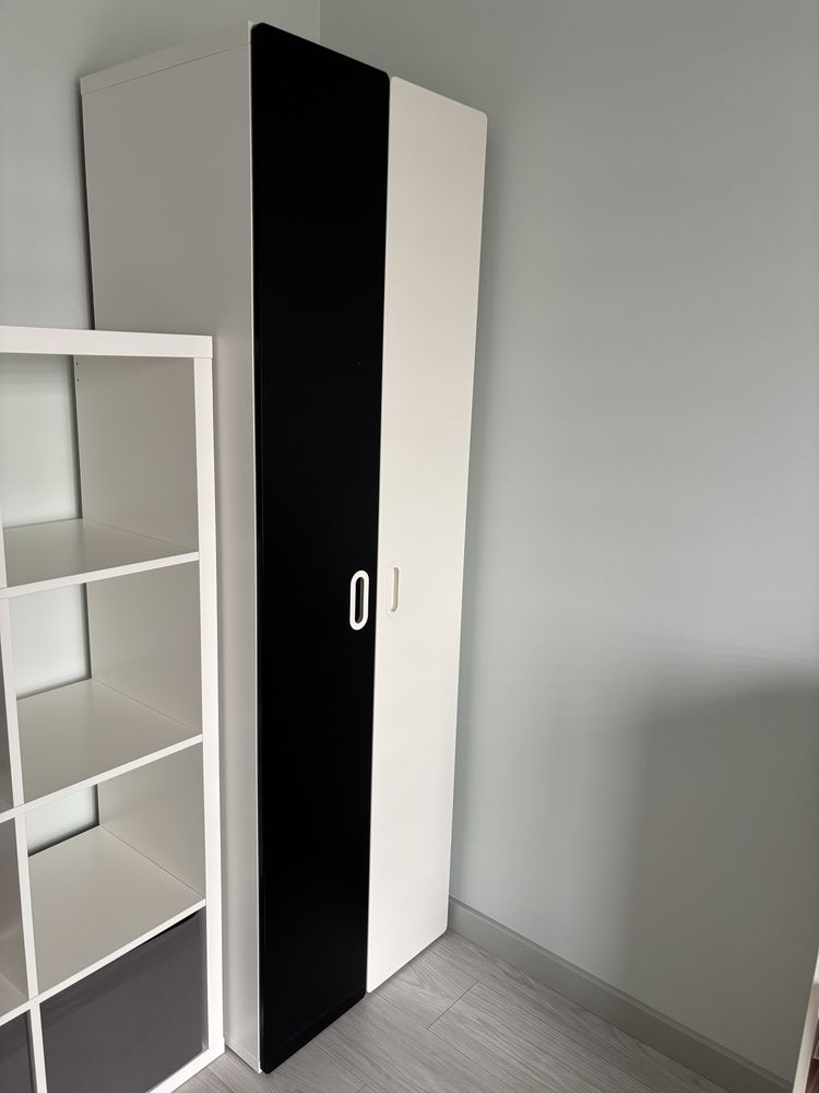 Czarno biala szafa IKEA SMASTAD 4 kosze 2 drążki 1 półka