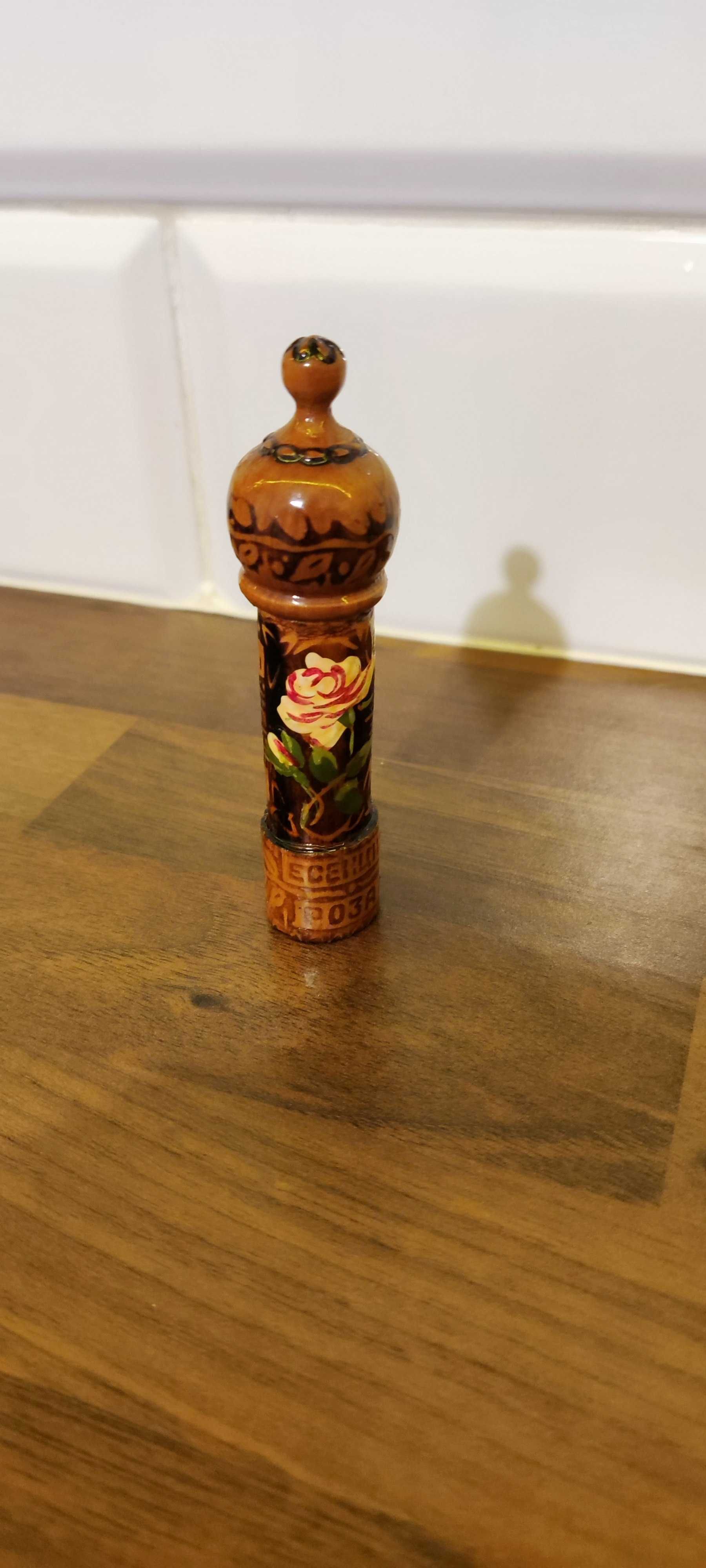 Drewniany pojemniczek na perfumy, pamiątka z PRL