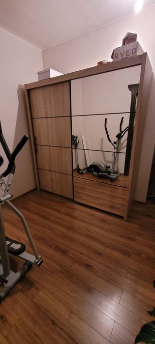 Szafa przesuwna z lustrem