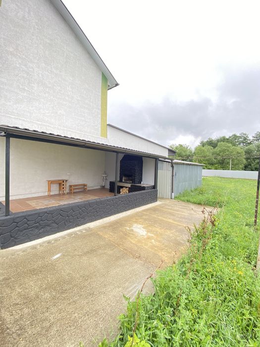 Комерційне приміщення 740 м2 з власною землею