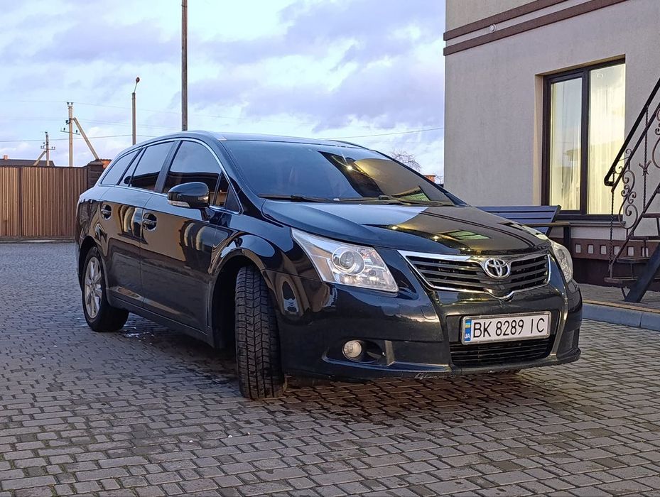 Машина Toyota Avensis 2010, Тойота, чудовий автомобіль