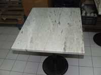 Mesa com tampo em mármore