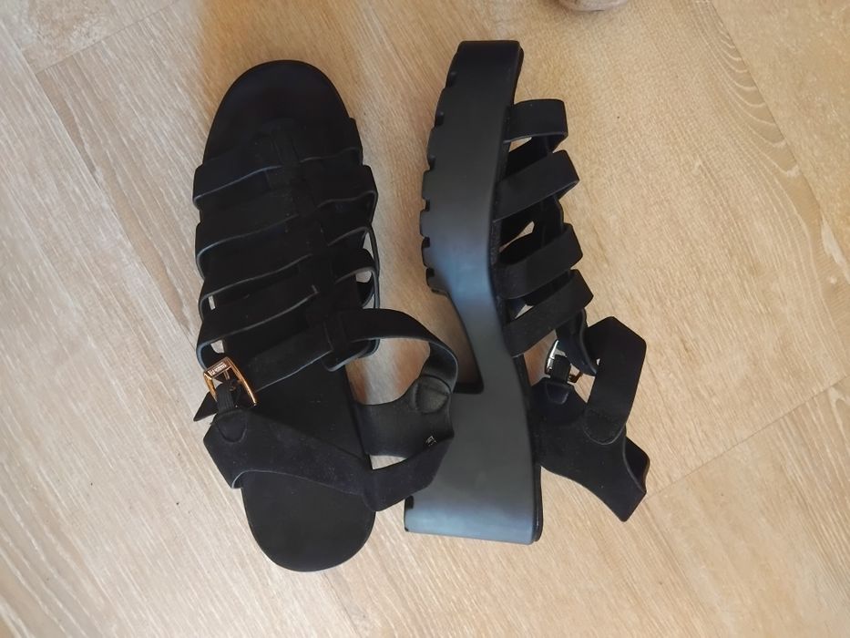 Sandálias pretas novas