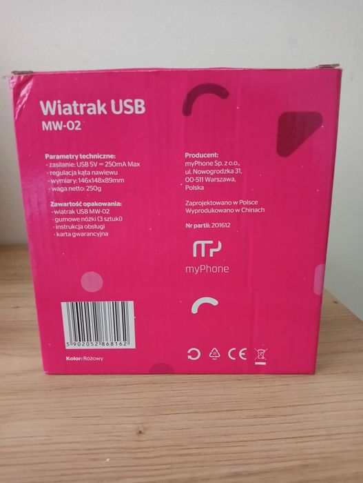 Różowy wiatraczek USB pod laptopa