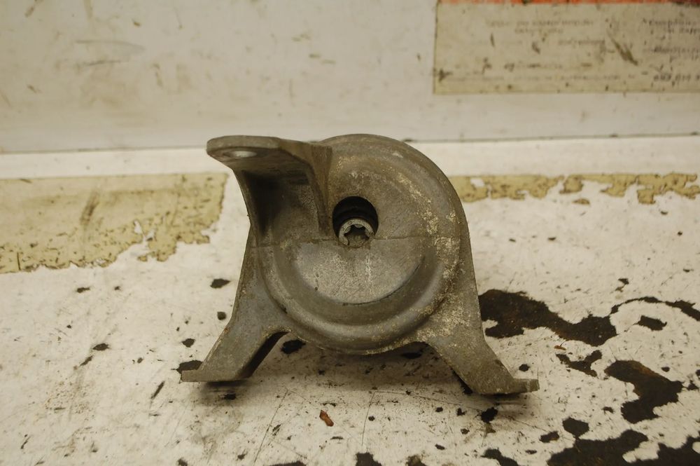 PODUSZKA SILNIKA 13125637 OPEL ASTRA III H 1.6