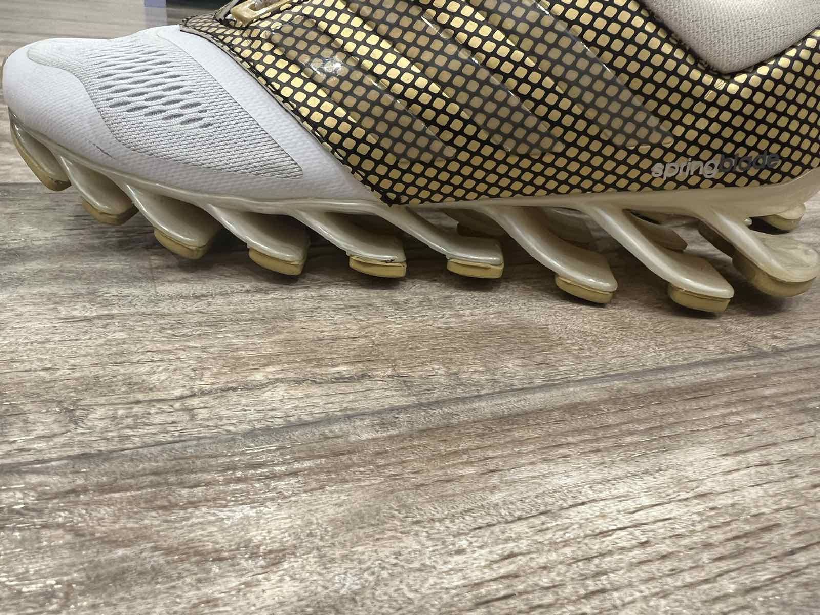 Кросівки " adidas "  розмір  42,  вживані  в  ідеальному  стані