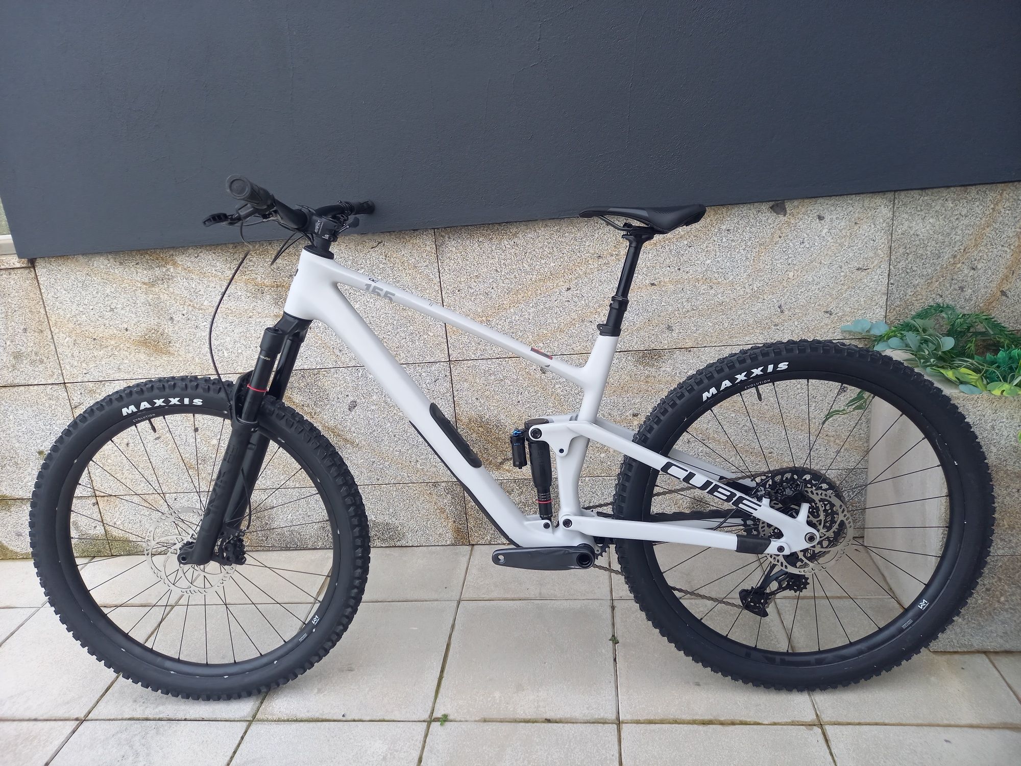 Bicicleta Cube carbono enduro Nova