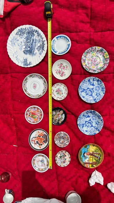 Coleção de Pratos Decorativos em Porcelana Antiga
