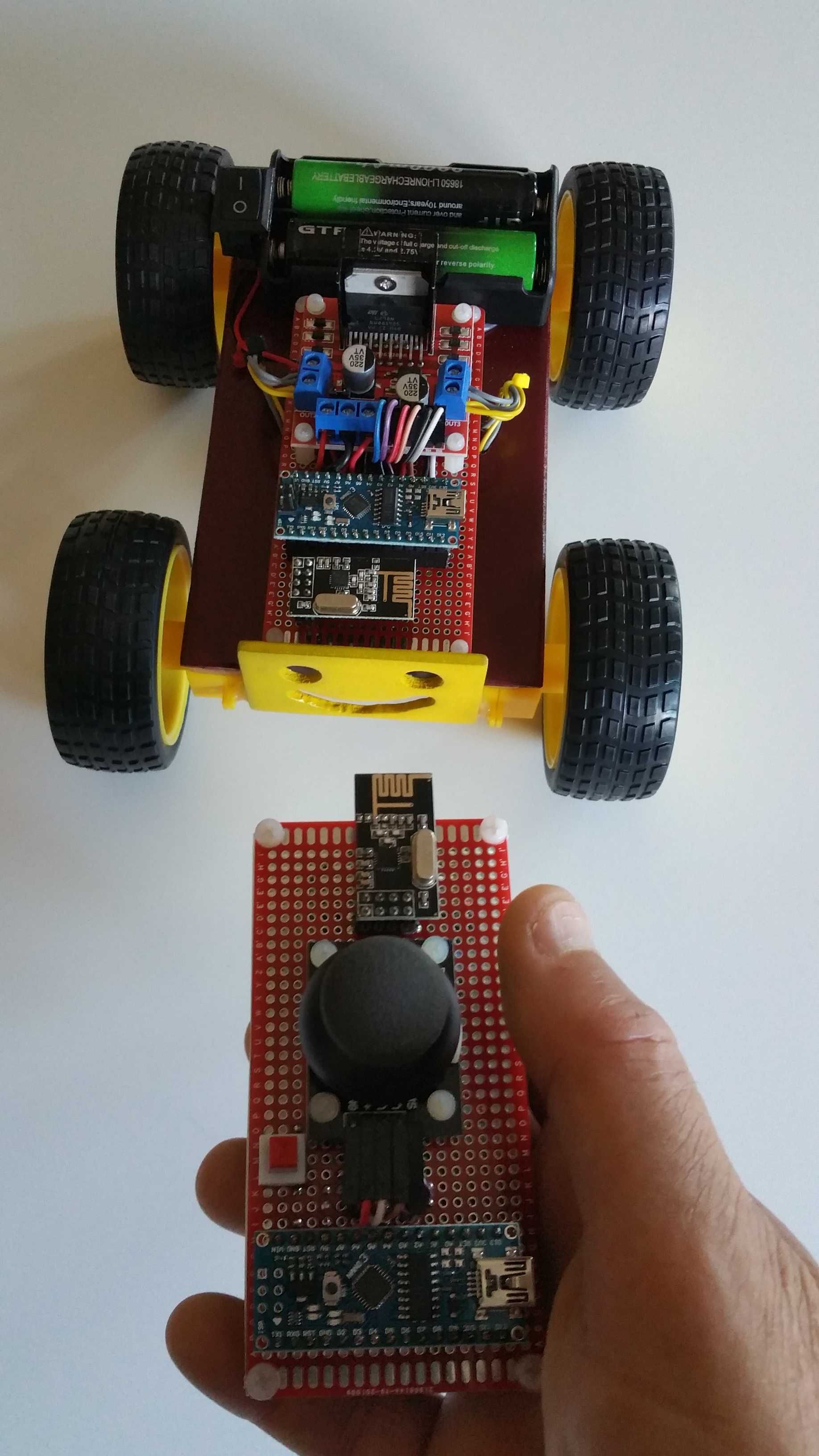 Carro Robot Educacional Arduino programado controlado por Joystick.