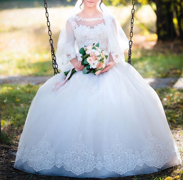 Весільна сукня 42/160 в чохлі