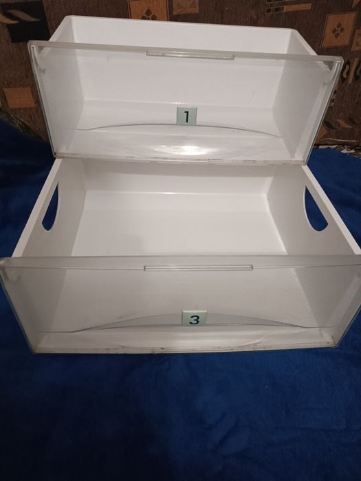 Ящики от морозильной камеры холодильников Indesit B 16.025 и Liebherr