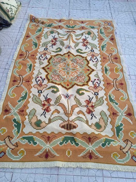 Conjunto de 2 tapetes e almofada de Arraiolos